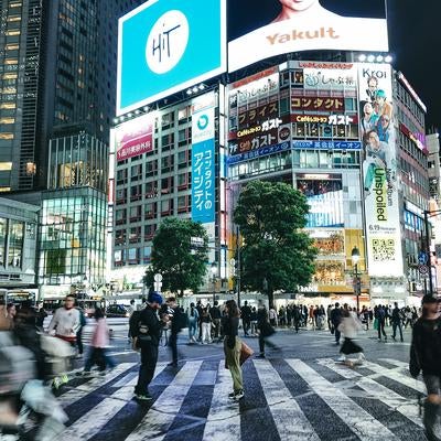 渋谷スクランブル交差点の人混み（20時頃）の写真