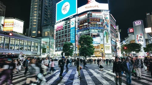 渋谷スクランブル交差点の人混み（20時頃）の写真