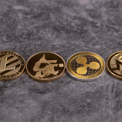 整列した四枚の金貨（LTC,DASH, XRP, XMR）の写真