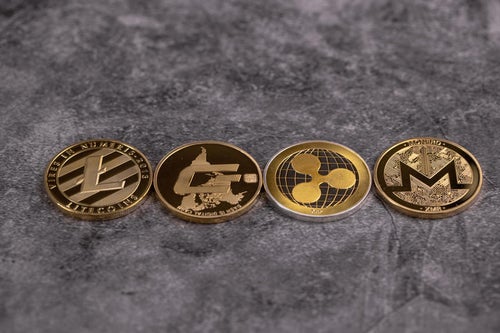 整列した四枚の金貨（LTC,DASH, XRP, XMR）の写真