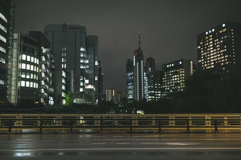 雨の夜の御茶ノ水とオフィスビル群