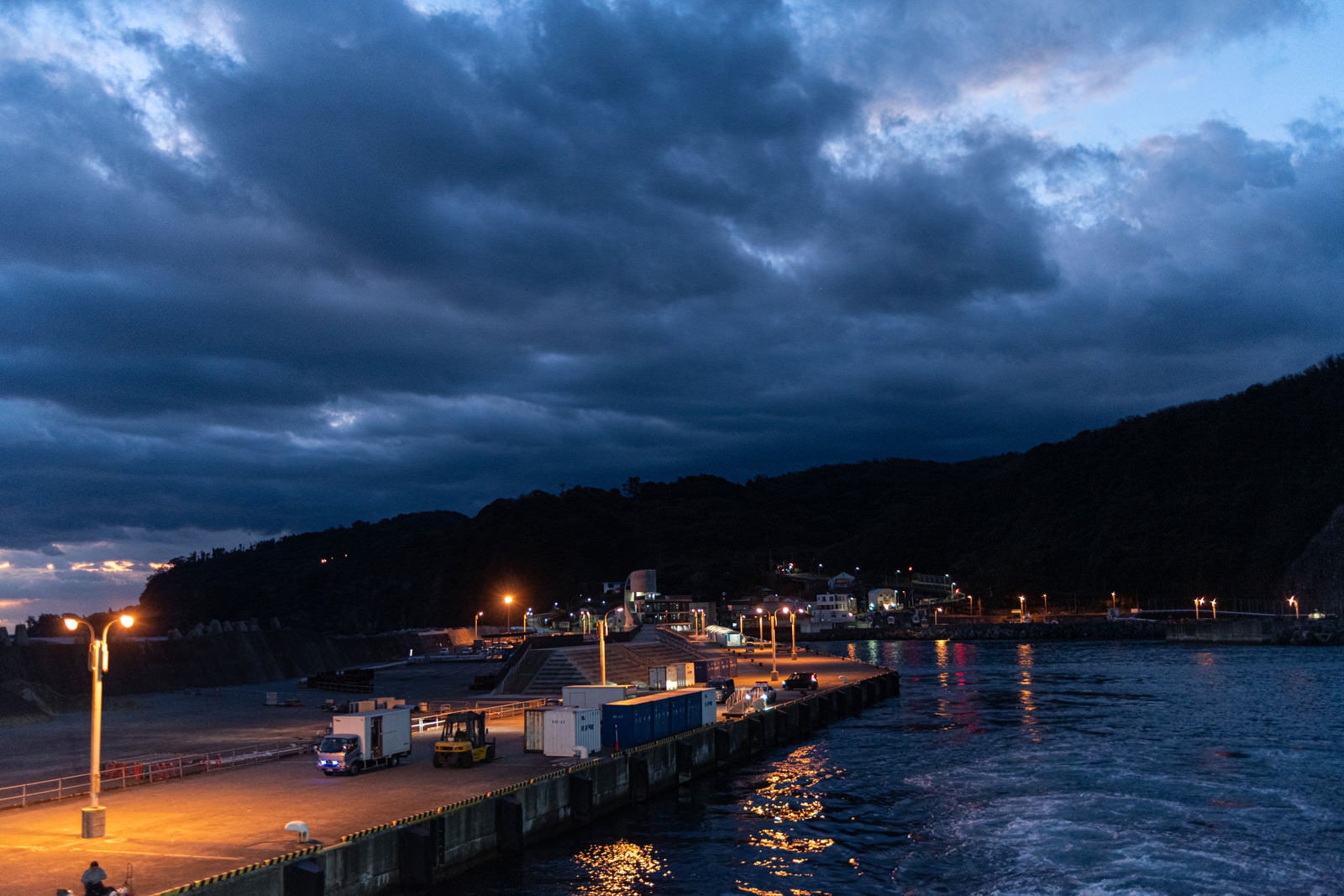 「伊豆大島の元町港桟橋の夜明け」の写真
