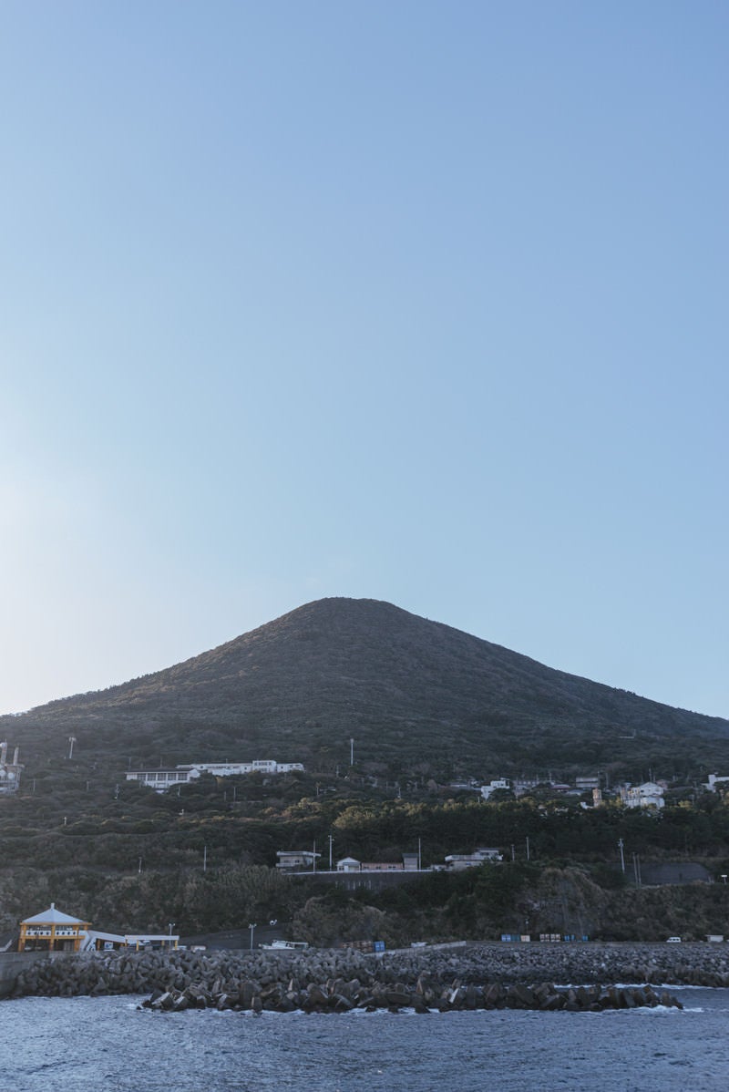 「利島（としま）と宮塚山」の写真
