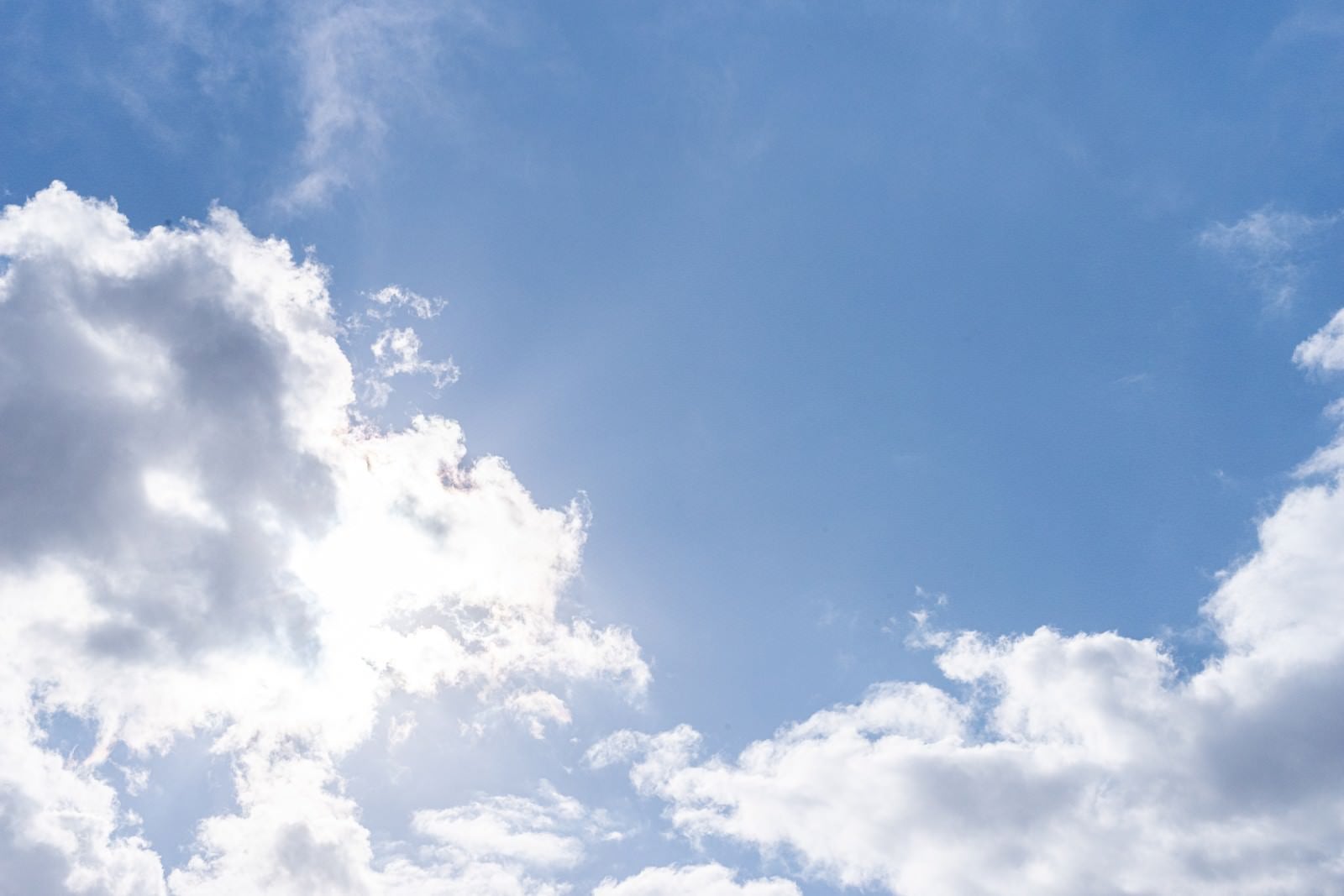 「太陽が雲に隠れた青空」の写真