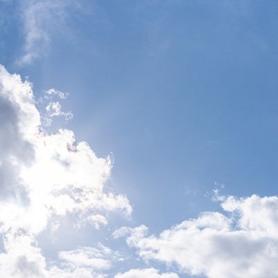太陽が雲に隠れた青空の写真