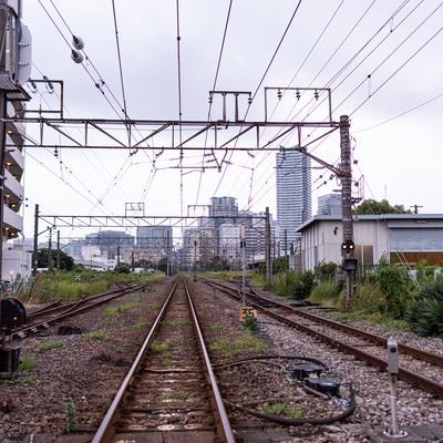 街へと続く線路の写真