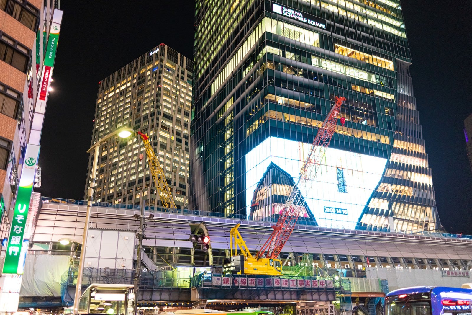 「渋谷の夜景と工事現場のクレーン」の写真