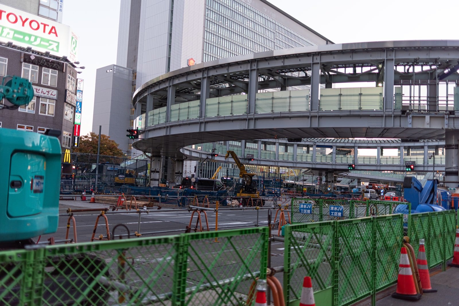 「新横浜の駅前工事」の写真