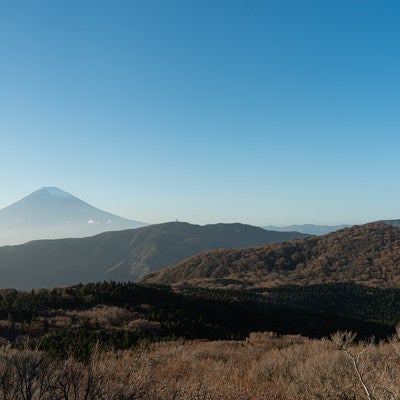 霞む富士山と山々の写真