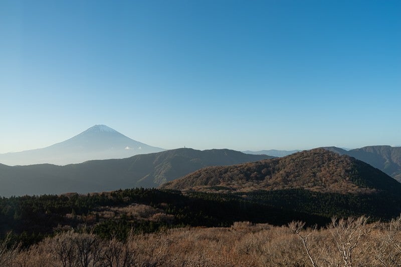 霞む富士山と山々の写真
