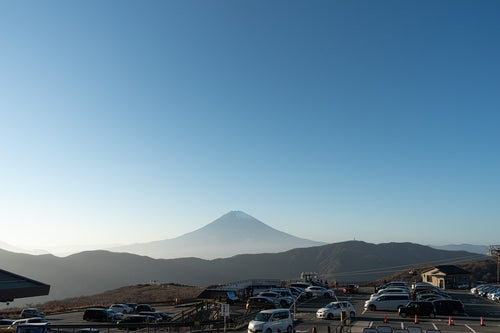 大涌谷の駐車場から望む富士山のシルエットの写真