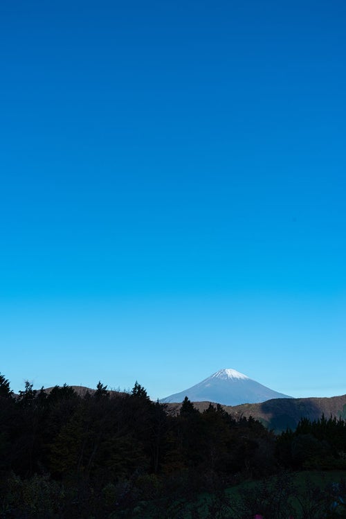 青空の下に見える富士山の写真