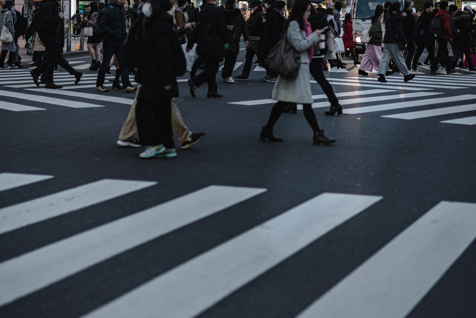 「交差点を行き交う通行人」の写真