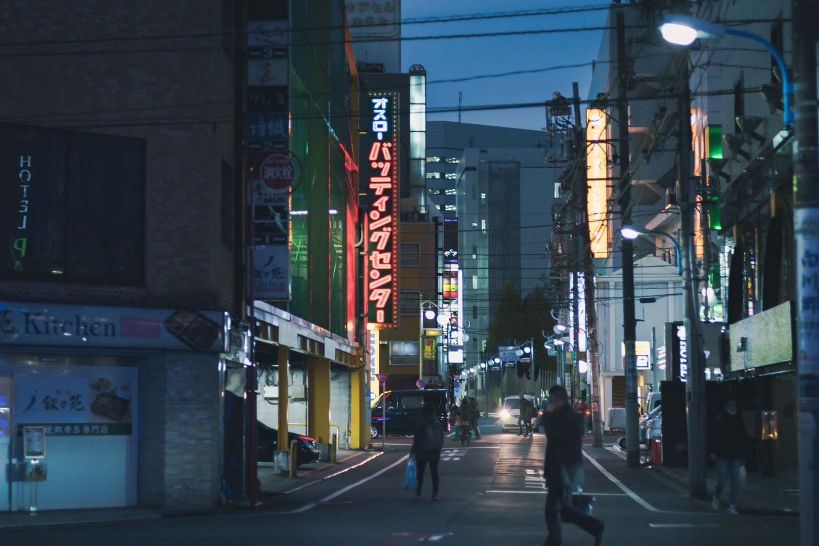 「新宿の夜のバッティングセンターの看板」の写真