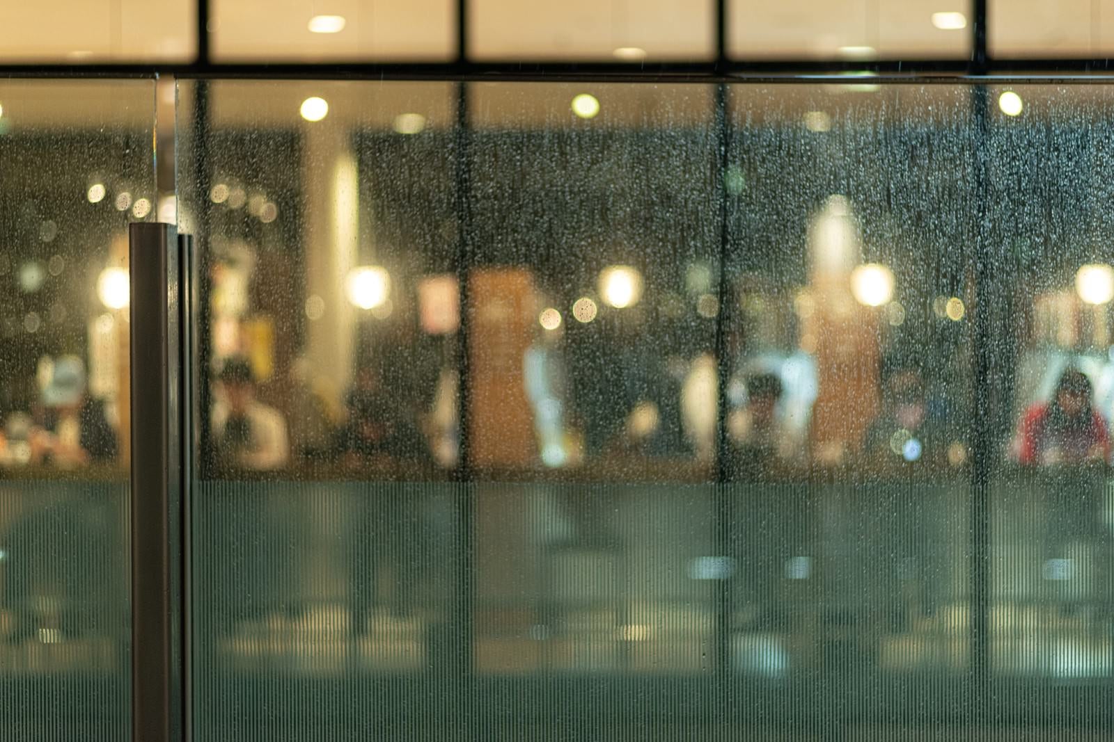 「雨が降るカフェのボケ」の写真