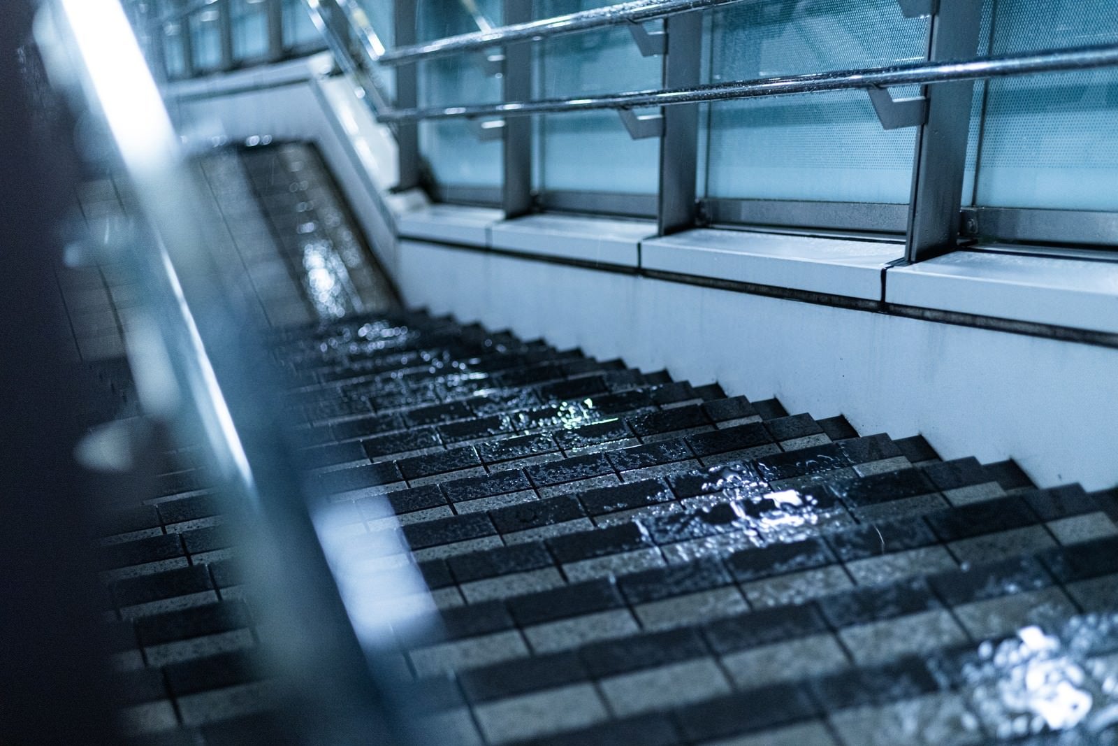 「雨降りの歩道橋階段」の写真
