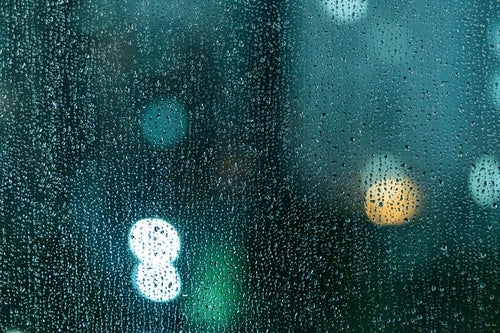 ガラス窓いっぱいの雨粒の写真