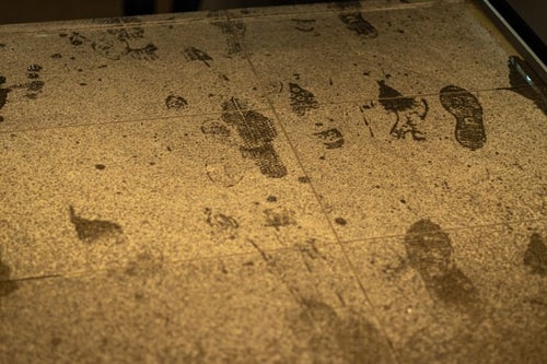 床に付いた濡れた靴跡の写真