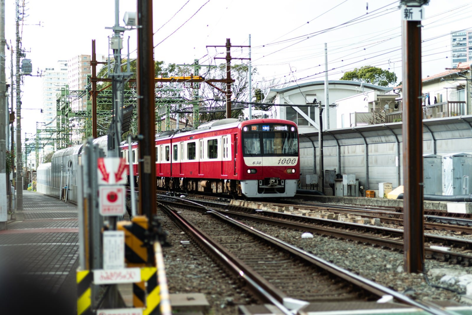 「ホームから見た京急線」の写真