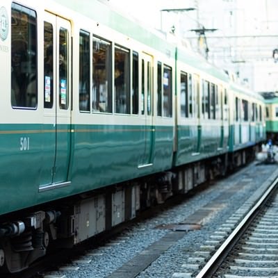 後続続く江ノ電の車両の写真
