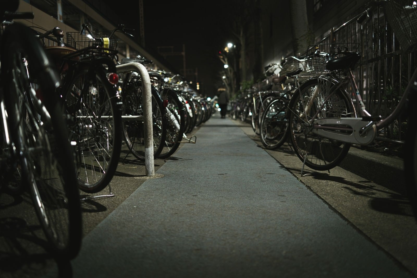 「夜間の駐輪場通路」の写真