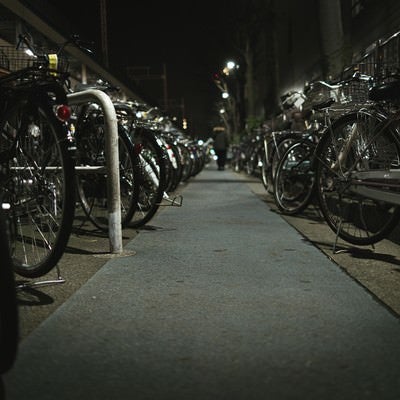 夜間の駐輪場通路の写真
