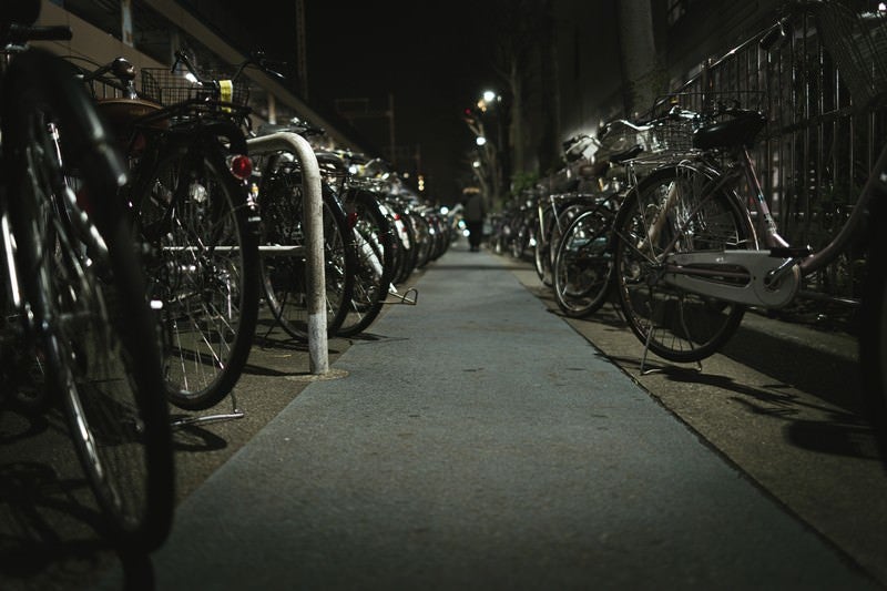 夜間の駐輪場通路の写真