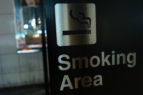 夜の喫煙所看板の写真
