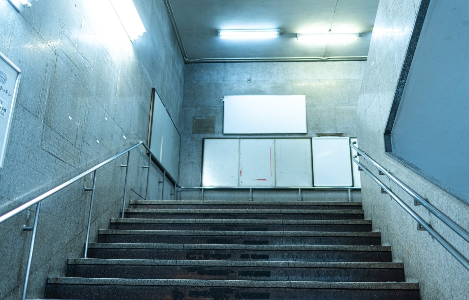 「渋谷駅の旧銀座線改札に向かう階段」の写真