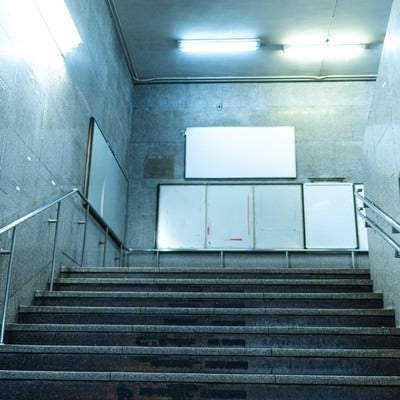 渋谷駅の旧銀座線改札に向かう階段の写真