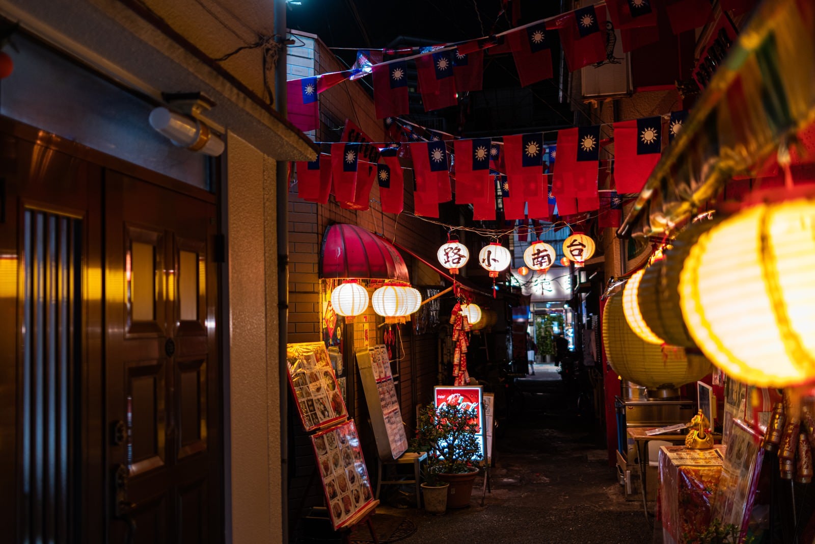 「明かりが灯る提灯と台南小路」の写真
