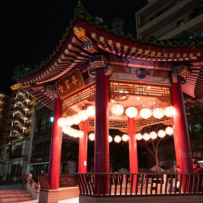夜の山下町公園の會芳亭の写真