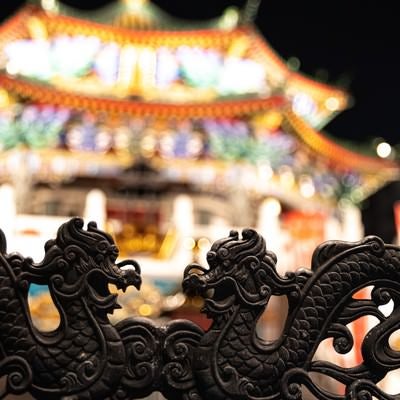 龍の装飾から見た横浜中華街の写真