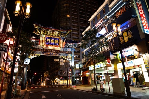 ライトアップされた横浜中華街朝陽門の写真