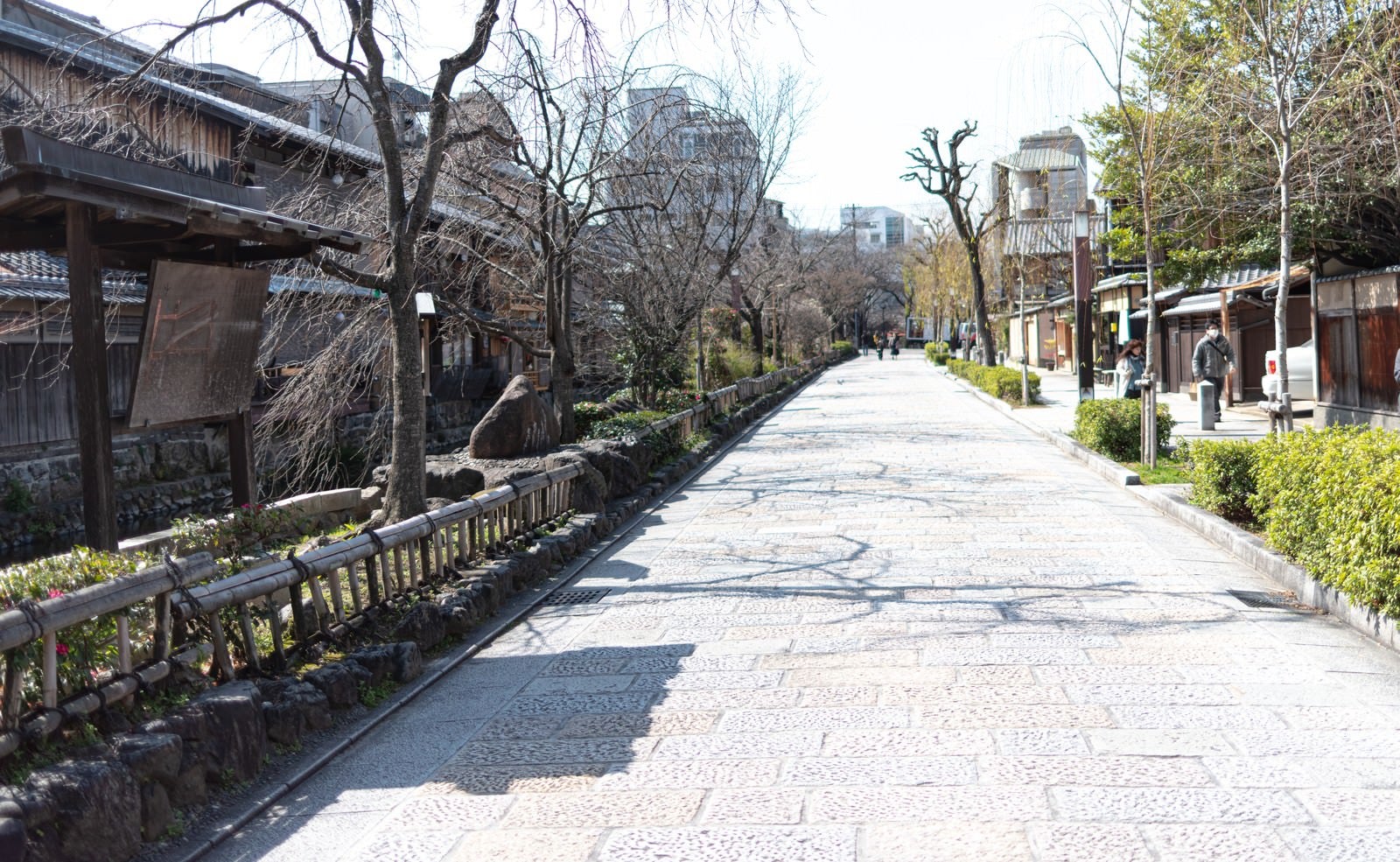 「どこまでも続く白川沿いの石畳（京都祇園）」の写真