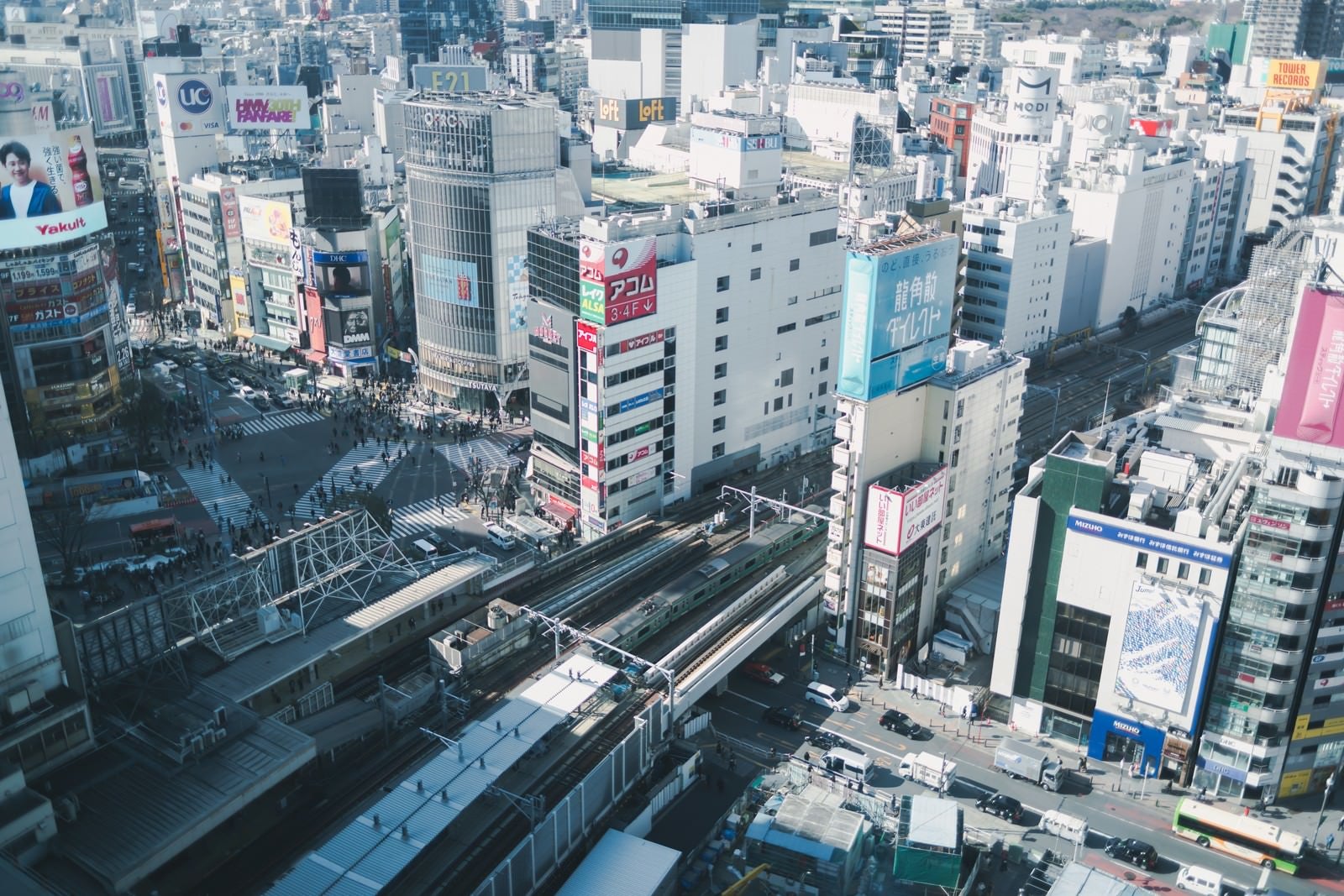 「俯瞰したスクランブル交差点と山手線（渋谷スクランブルスクエア）」の写真
