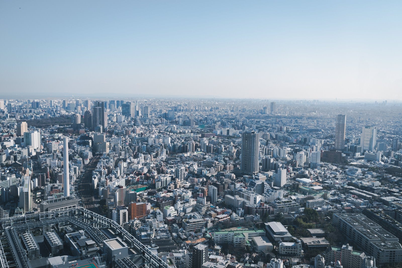 「霞む空と東京の街並み」の写真