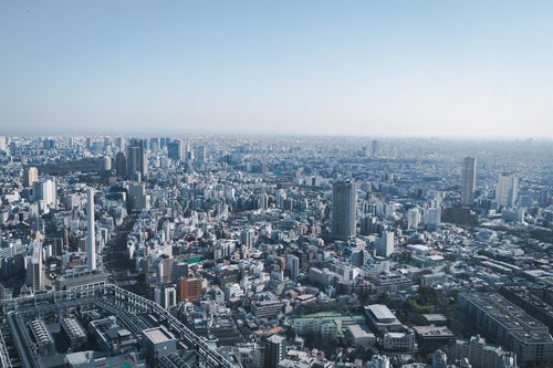 霞む空と東京の街並みの写真