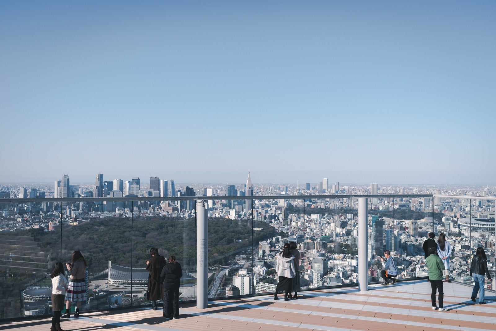 「青い空と渋谷スクランブルスクエア展望デッキ」の写真