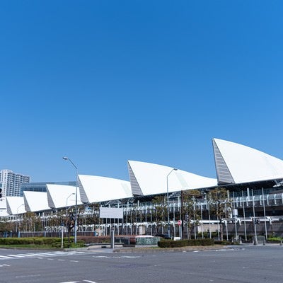 パシフィコ横浜展示ホールの三角屋根の写真