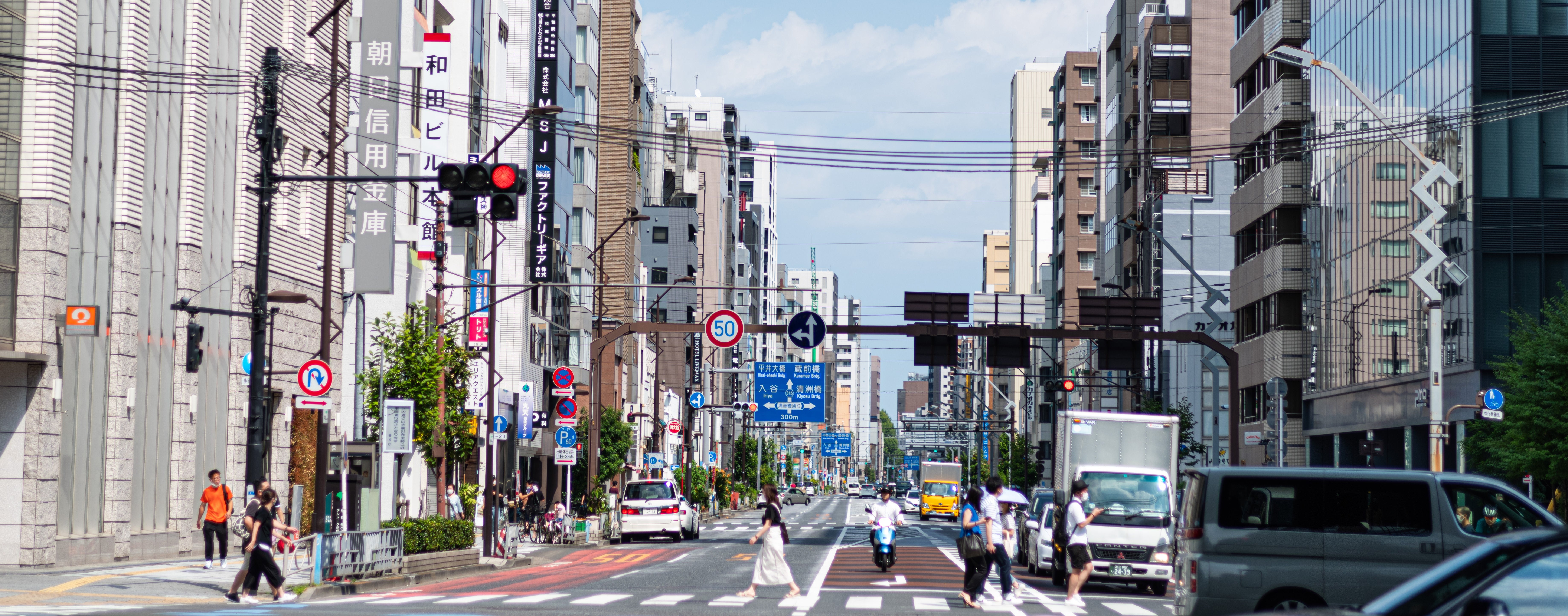横断歩道を渡る人と街並みの無料の写真素材 - ID.72822｜フリー素材