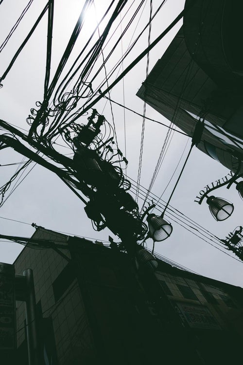 下町の電線の写真
