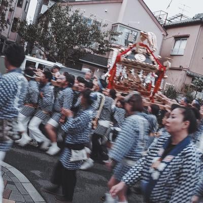お神輿わっしょいする様子の写真