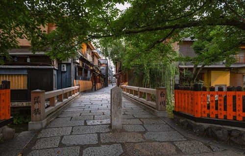 京都祇園で巡る古橋と石畳の風情の写真