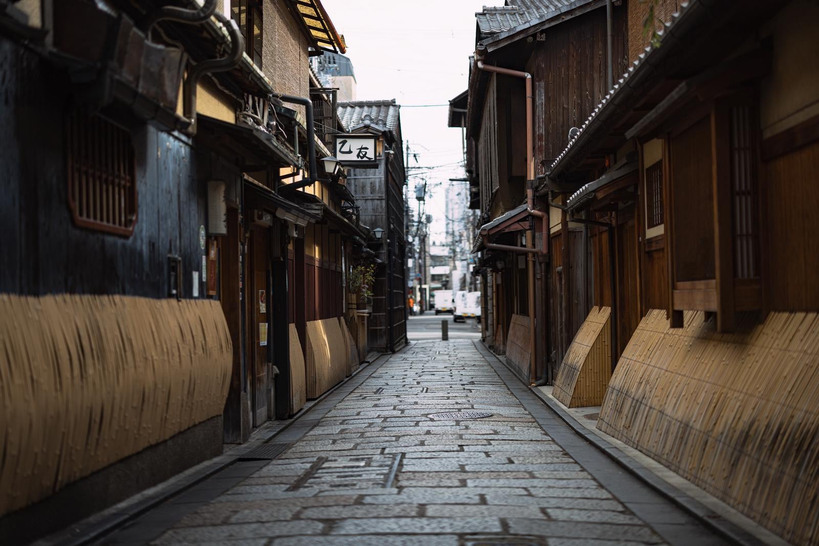 「祇園切り通しの古い町並み」の写真