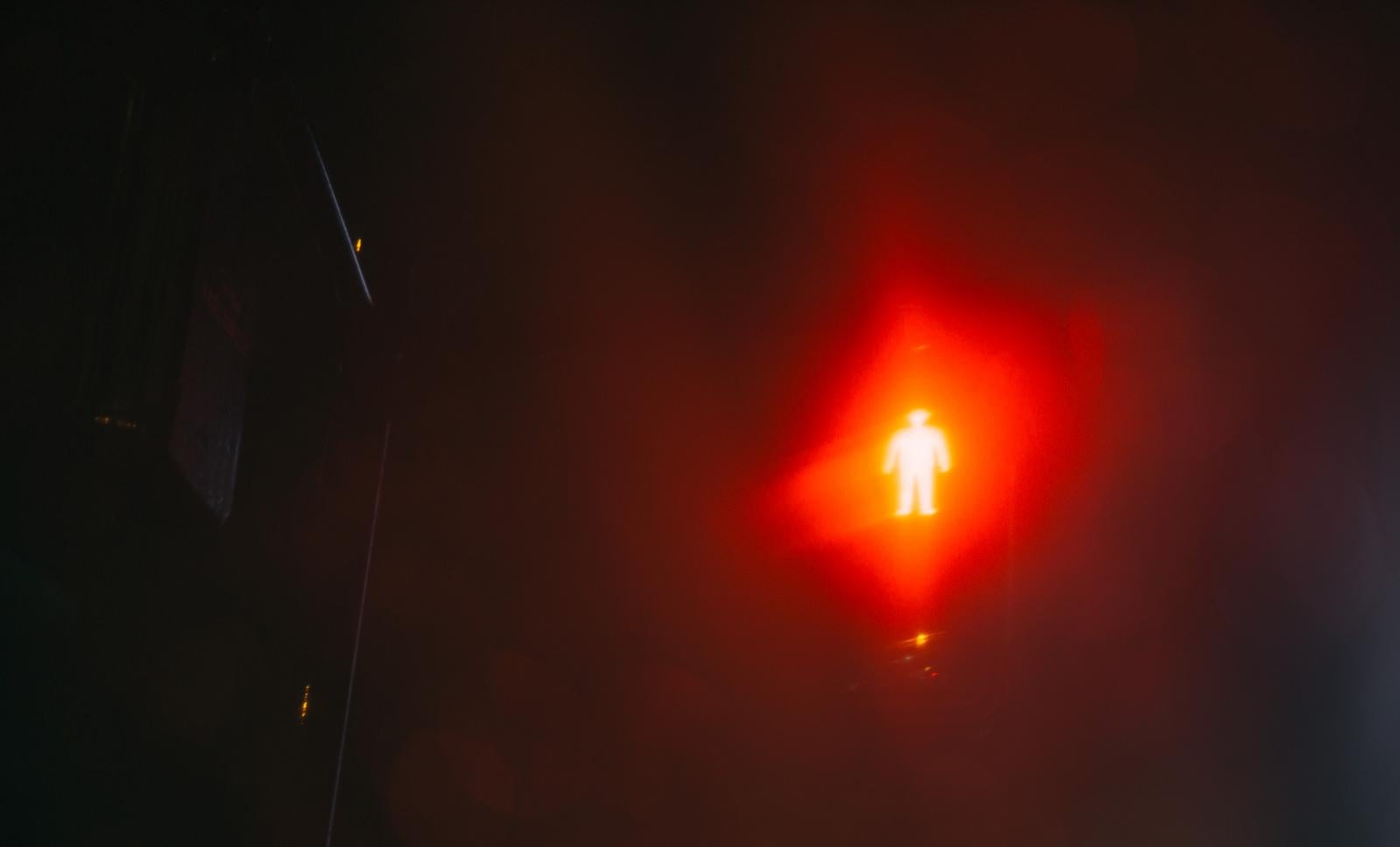 「歩行者用信号機の赤が本気を出す瞬間」の写真