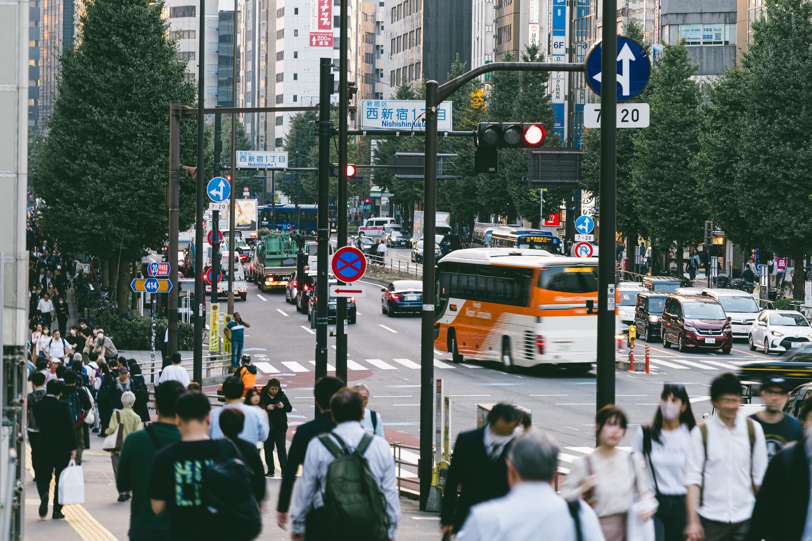 「交通量の多い西新宿一丁目の交差点」の写真