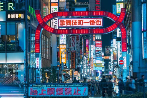 新宿の繁華街の入り口（歌舞伎町一番街）の写真