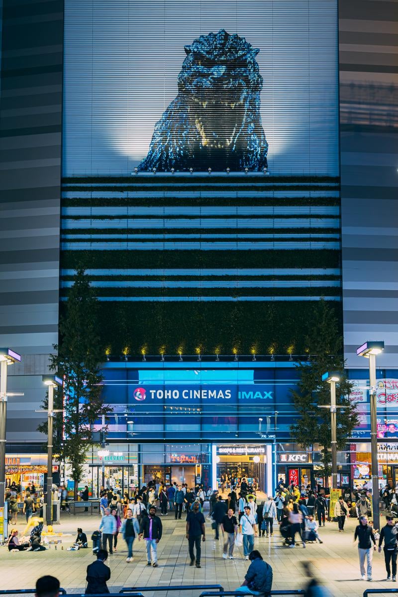 「新宿シネシティ広場とゴジラ」の写真