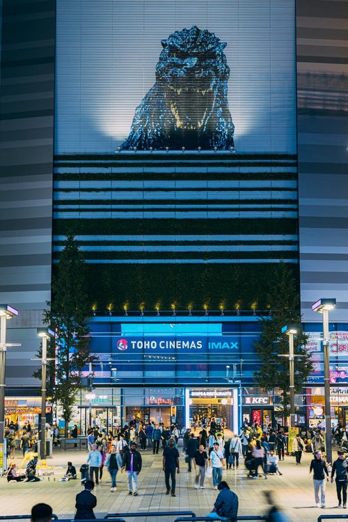 新宿シネシティ広場とゴジラの写真
